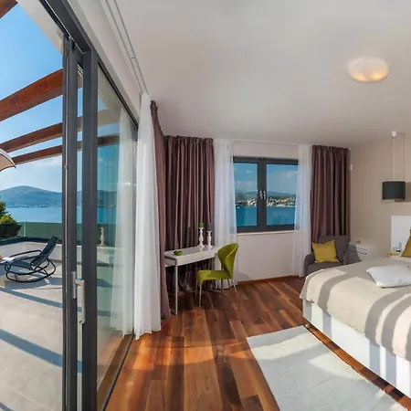 Seafront Ciovo Deluxe Dva 6 Beautiful Bedrooms Private Pools Sea Front - Sauna Villa Trogir