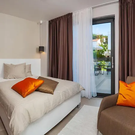 Seafront Ciovo Deluxe Dva 6 Beautiful Bedrooms Private Pools Sea Front - Sauna