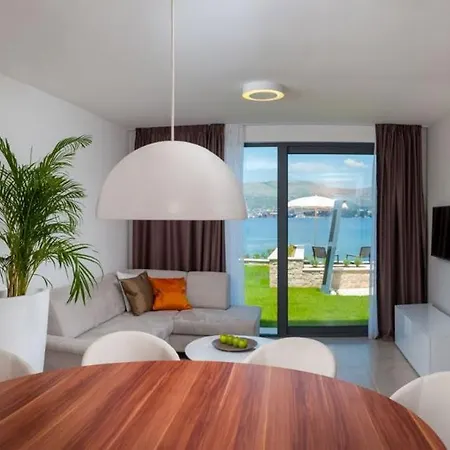 Seafront Ciovo Deluxe Dva 6 Beautiful Bedrooms Private Pools Sea Front - Sauna