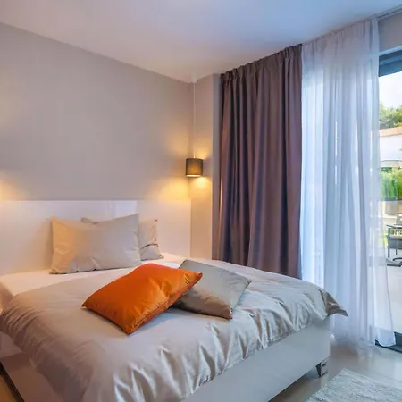 Seafront Ciovo Deluxe Dva 6 Beautiful Bedrooms Private Pools Sea Front - Sauna *